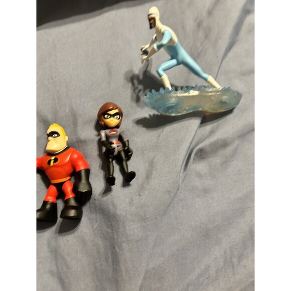 Disney / Pixar Incredibles 2 Frozone 2.5-Inch PVC Figurines Plus Incredibles - Picture 2 of 8